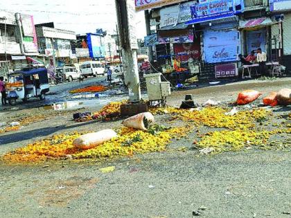 Due to the rains, the flower growers lost millions of rupees | पावसामुळे झेंडू उत्पादकांचे लाखो रुपयांचे नुकसान