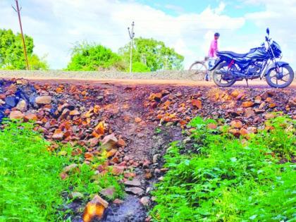 Increased difficulties for farmers due to National Highway work! | राष्ट्रीय महामार्गाच्या कामामुळे शेतकऱ्यांच्या अडचणीत वाढ !