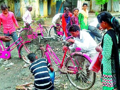 Bicycle and machine allocation after six years | सहा वर्षांनंतर सायकली व मशीनचे वाटप