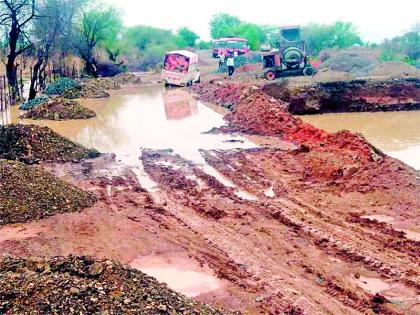 Water in the construction of partial bridges | अर्धवट पुलाच्या बांधकामात शिरले पाणी