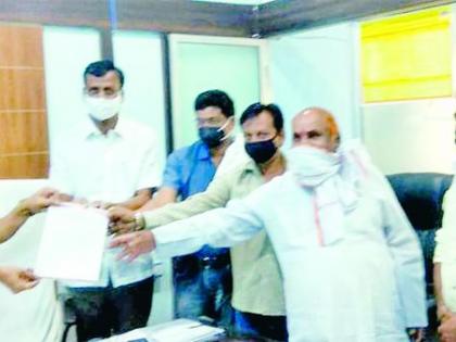 Fajiti for senior citizens to be vaccinated | ज्येष्ठांच्या लसीकरणासाठी होतेय फजिती Fajiti for senior citizens to be vaccinated | ज्येष्ठांच्या लसीकरणासाठी होतेय फजिती