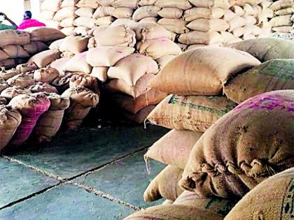Farmers 'farm produce in the open, traders' sheds | शेतकऱ्यांचा शेतमाल उघड्यावर, व्यापाऱ्यांचा शेडमध्ये
