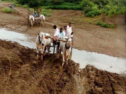 Harassment of road and bridgeless farmers | रस्ता व पुलाअभावी शेतकºयांना त्रास