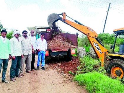 Road work is being done in Yeola taluka through public participation | येवला तालुक्यात होतेय लोकसहभागातून रस्ता काम