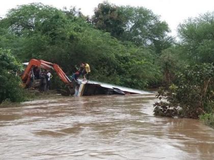 In Yavatmal district, the bus that collapsed in the nala was pulled out with the help of a crane; Death of four | यवतमाळ जिल्ह्यात नाल्यात कोसळलेली बस क्रेनच्या सहाय्याने काढली बाहेर; चौघांचा मृत्यू