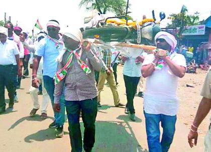 The funeral of two-wheelers against the fuel price hike | इंधन दरवाढीविरोधात दुचाकीची प्रेतयात्रा The funeral of two-wheelers against the fuel price hike | इंधन दरवाढीविरोधात दुचाकीची प्रेतयात्रा