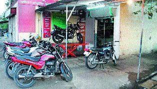  Garage professionals encroach on the road | गॅरेज व्यावसायिकांचे रस्त्यावरच अतिक्रमण