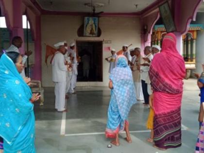 The tradition maintained by the people of Ghorad in Wardha district | ‘जेथे मनी भाव, तेथे भगवंताचा ठाव’; गाव सीमेपर्यंत दिंडी काढून घोराडवासीयांनी ठेवली परंपरा कायम