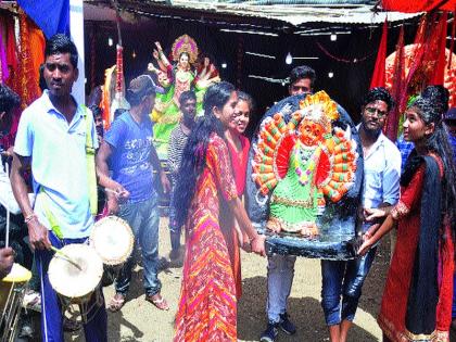  Navratri festival starts in the suburbs | उपनगरांमध्ये नवरात्रोत्सवाला प्रारंभ