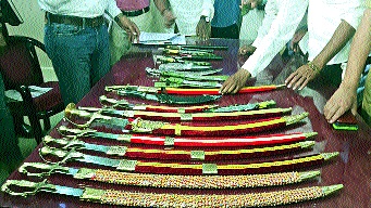 The deadly weapons that came in the courtyard of Aurangabad | औरंगाबादेत कुरिअरने आलेली प्राणघातक शस्त्रे जप्त