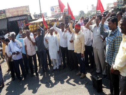 CPI (M) drought situation in Sirsa | सिरसाळ्यात माकपची दुष्काळप्रश्नी निदर्शने