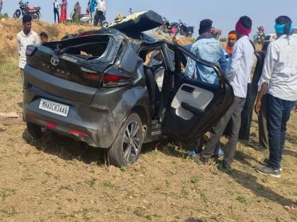 The car overturned due to a flat tire; death of mother; Son, daughter-in-law injured | टायर फुटल्याने कार उलटली; आईचा मृत्यू; मुलगा, सून जखमी