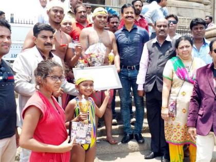 The Dhrve family in Wardha district recorded in swimming | वर्धा जिल्ह्यातील धुर्वे परिवाराने सागरी खाडी पोहून नोंदविला विक्रम