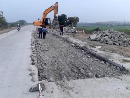 The highway merged before the inauguration; New construction by excavation | उद्घाटनापूर्वीच महामार्ग भेगाळला; खोदकाम करून नव्याने बांधकाम