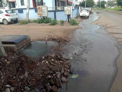  Under the sidewalk, a water channel explodes | सिडकोत अंतर्गत जलवाहिनी फुटली