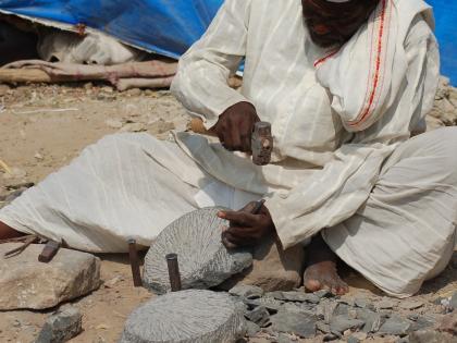 He lives with stones and god at Bahiram in Amravati district | अमरावती जिल्ह्यातील बहिरमबुवाच्या पायथ्याशी राहणारा पाथरवट