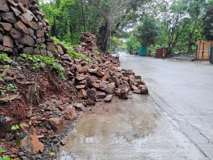 A stone wall at Dongri in Bhayander collapsed on the road | भाईंदरच्या डोंगरी येथील दगडी भिंत रस्त्यावर कोसळली 