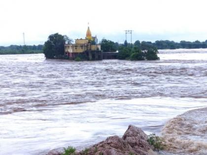 The temple of Waingange in Bhandara district is surrounded by water | भंडारा जिल्ह्यात वैनगंगेच्या पात्रातील मंदिराला पाण्याचा वेढा