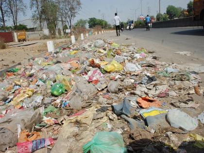  Dirt on the industrial road | उद्योगनगरीत रस्त्यावर कचऱ्याचे ढिग