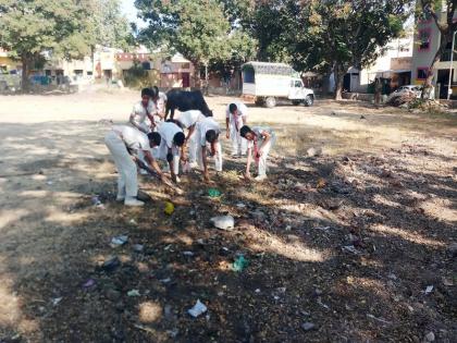  The children in the fields of Devagiri in Walaj Mahagan have done cleanliness | वाळूज महागनरातील देवगिरीनगरातील मैदान मुलांनी केले स्वच्छ