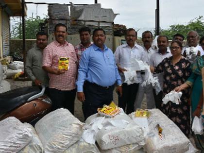 Two tonnes of plastic material seized from Aadhaan Shivar | अवधान शिवारातून दोन टन प्लास्टिक माल केला जप्त