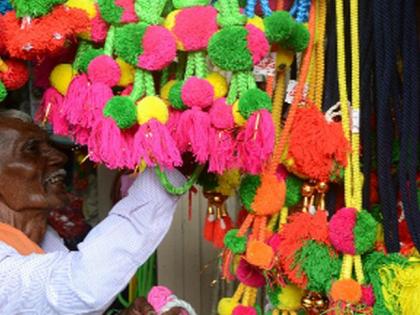 The excitement of buying from farmers in the market | बाजारात शेतकयांकडून खरेदीचा उत्साह