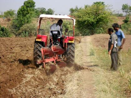 The tractor given for agricultural use is on the road | कृषी उपयोगासाठी दिलेले ट्रॅक्टर धावताहेत रस्त्यावर 