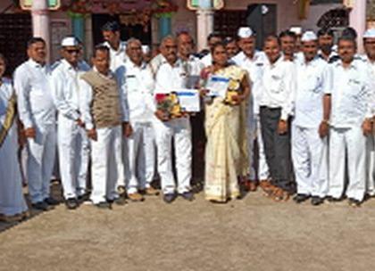 Balsane Gram Panchayat awarded the Model Teacher Award | बळसाणे ग्रामपंचायतीतर्फे आदर्श शिक्षक पुरस्कार प्रदान