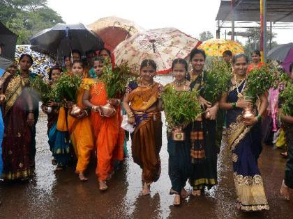 Women's riots in Gaurai's Haldi-Kunku program | गौराईच्या हळदी-कुंकू कार्यक्रमात महिला दंग