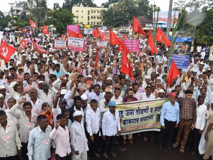 A procession of sugarcane workers at district collector's office | ऊस तोडणी कामगारांचा जिल्हाधिकारी कार्यालयावर धडक मोर्चा