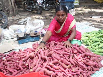 Walnuts, dates, fruits will be traded in the market | रताळे, खजूर, फळांची बाजारात रेलचेल