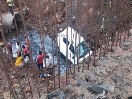 Car falls into 40 feet canal from Agave bridge, three seriously | रत्नागिरी: आगवे पुलावरून कार ४० फूट नाल्यात कोसळली, तिघे गंभीर