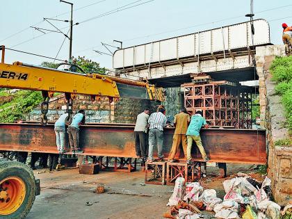 The repair work of Gaddigondam Railway Bridge at the battlefield | गड्डीगोदाम रेल्वे पुलाच्या दुरुस्तीचे काम युद्धस्तरावर