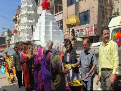 Every Sunday in Kolhapur, food is donated to the poor in front of the statue of Sant Gadge Baba next to the Ambabai temple | गुड न्यूज : कोल्हापुरात गोरगरिबांची पोट भरणारी गाडगेबाबांची कष्टाची भाकर 