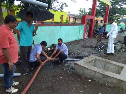 Ambikanagar's tumbled gutters are free | अंबिकानगरच्या तुंबलेल्या गटारी मोकळ्या