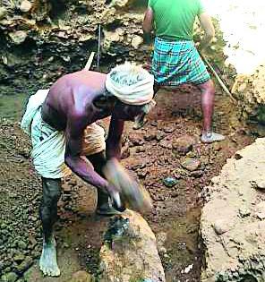 At the foot of Satpuda, they search the 'to' springs | सातपुड्याच्या पायथ्याशी ‘ते’ शोधतात झरे