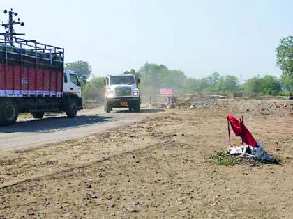 Backward-stray road fatal | परतवाडा-अकोट रस्ता जीवघेणा