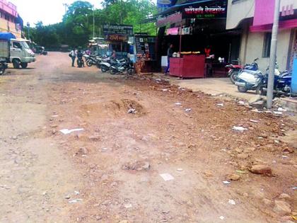 The Badanera railway station's entrance is thrown in front of the entrance | बडनेरा रेल्वे स्थानकाच्या प्रवेशद्वारासमोरील खड्डा बुजविला