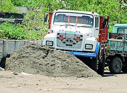 Sandy continuation in government land | शासकीय जागेवर वाळूसाठा कायम