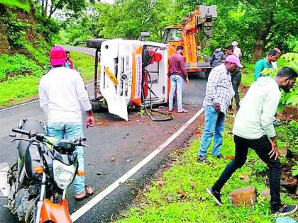 Accident to health check vehicle | आरोग्य तपासणी वाहनाला अपघात Accident to health check vehicle | आरोग्य तपासणी वाहनाला अपघात