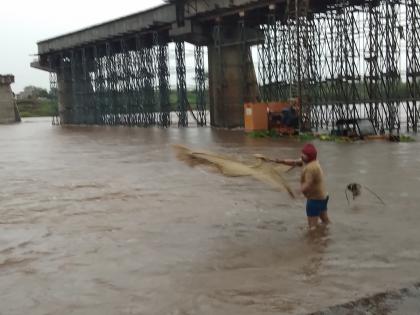 Due to heavy rain, Rajaram Bundar falls under water | दमदार पावसामुळे कोल्हापूरचा राजाराम बंधारा पाण्याखाली -: पुलाच्या बांधकामाची क्रेन बुडाली