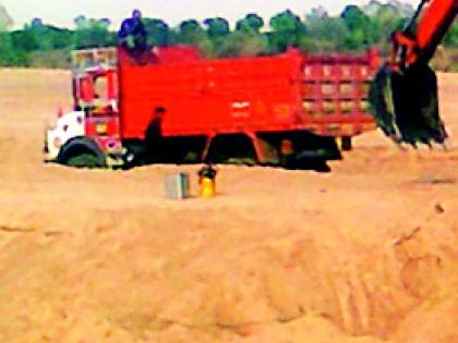 Striking 'revenue' in favor of aggressive sands | आक्रमक रेतीतस्करांपुढे हितसंबंधाने ‘महसूल’ हतबल