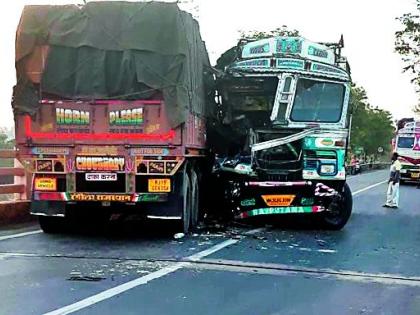 The traffic on the National Highway jammed for four hours | राष्ट्रीय महामार्गावरील वाहतूक चार तास ठप्प