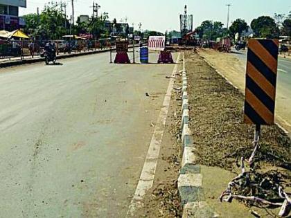 The work started on the flyover before the service road | सर्व्हिस रोडपूर्वी सुरू झाले उड्डाणपुलाचे काम