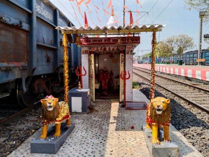 A bit odd! An ancient temple of Kali Mata between two railway tracks on the Mumbai-Howrah route | जरा हटके! मुंबई-हावडा मार्गावरील दोन रेल्वे ट्रॅकच्या मधोमध आहे प्राचीन कालीमाता मंदिर