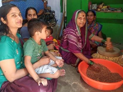 Mankabai of Bhandara who preserves the rich heritage of folklore despite being illiterate | निरक्षर असूनही लोकसाहित्याचा समृद्ध वारसा जतन करणाऱ्या भंडाऱ्याच्या मंकाबाई मुंडे