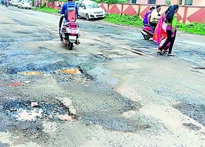 Bappa, barely holding potholes on the streets | बाप्पा, जरा सांभाळून, रस्त्यांवर खड्डे फार झालेत