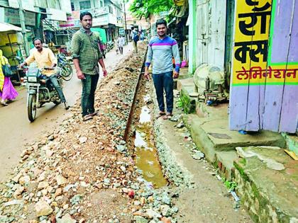 The hydraulic construction suffered from obstruction | जलवाहिनी बांधकामाने अड्याळवासी झाले त्रस्त