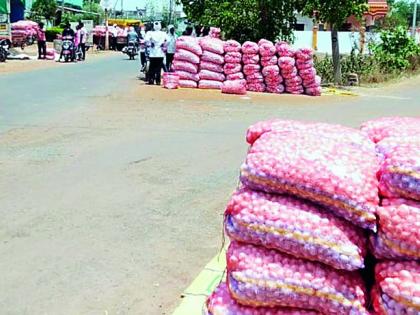 Cheap onions bring water to farmers' eyes! | स्वस्तातल्या कांद्याने शेतकऱ्यांच्या डोळ्यात आणले पाणी! Cheap onions bring water to farmers' eyes! | स्वस्तातल्या कांद्याने शेतकऱ्यांच्या डोळ्यात आणले पाणी!