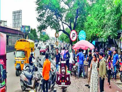 Parking is happening in 'No Parking' zone | ‘नो पार्किंग'मध्येच होतेय पार्किंग : फलक उरले नावालाच